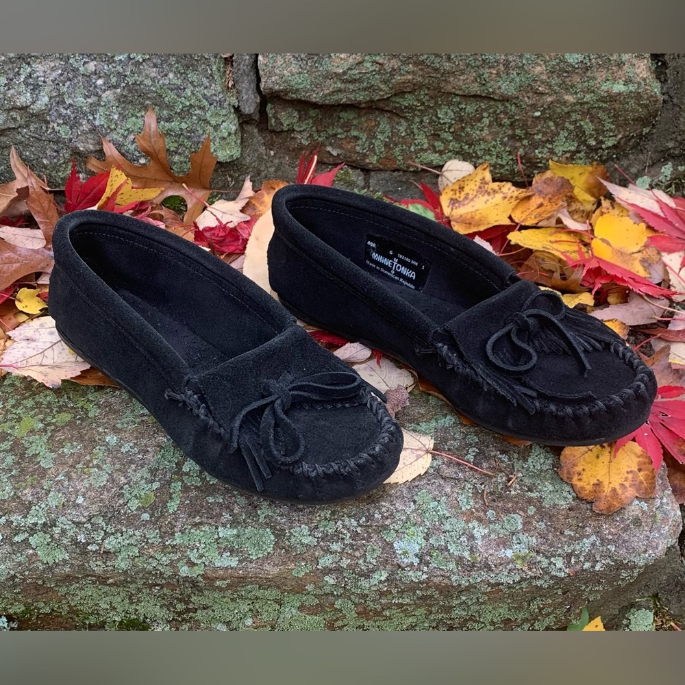 Minnetonka Black Womens Moccasins size 6